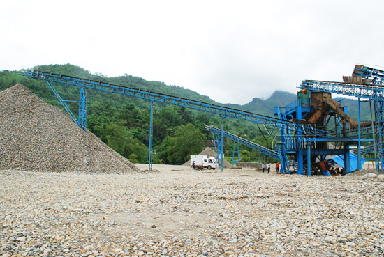 葛州坝在缅甸的石料生产线现场